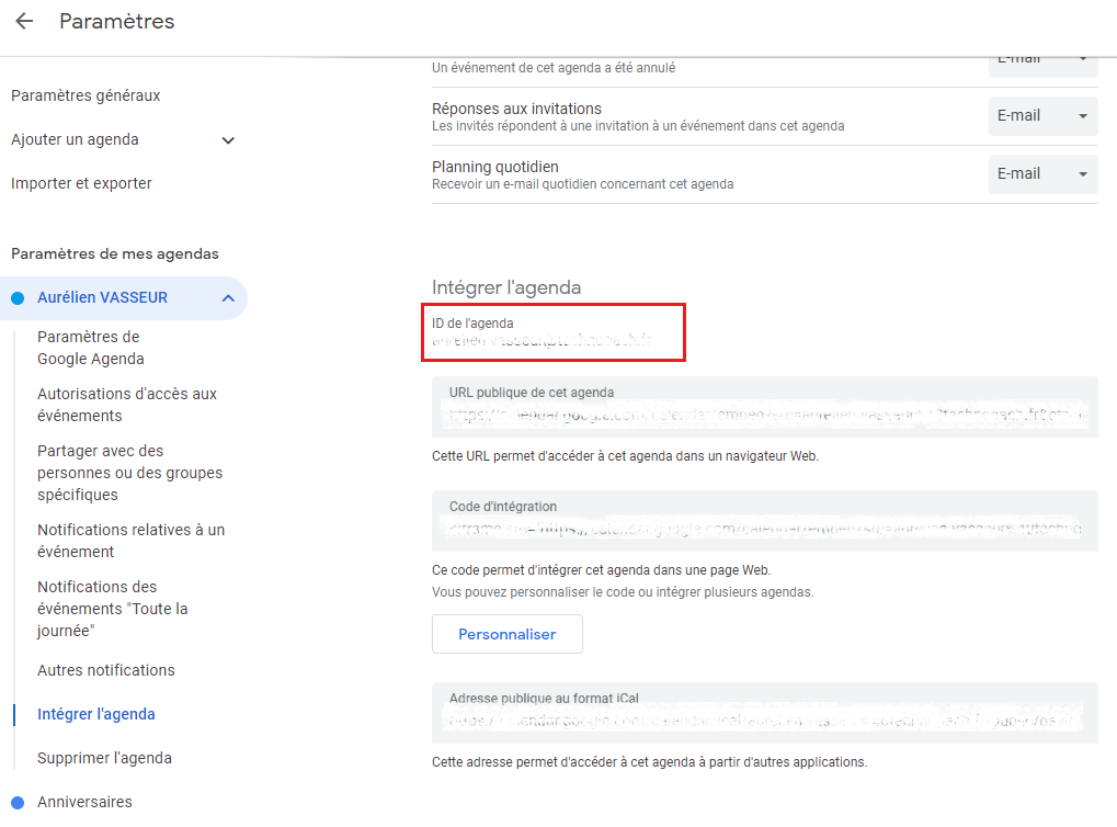 Capture d'écran des paramètres d'intégration d'un agenda Google avec l'ID de l'agenda mis en avant.